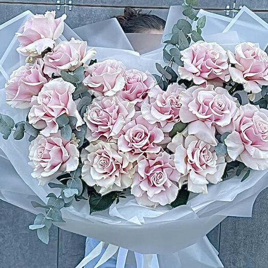 Objemna kytice 21 růzi s eukalyptem