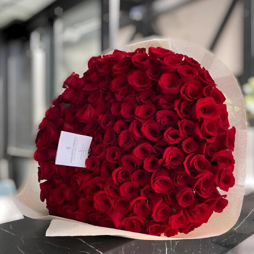Пышный букет красных роз