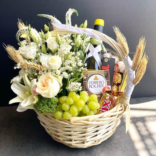 Basket with flowers and wine, size M