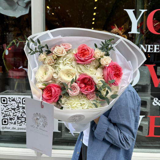 Букет-объятие (ранункулюсы, садовые розы, гортензии, бутонные розы, эвкалипт)