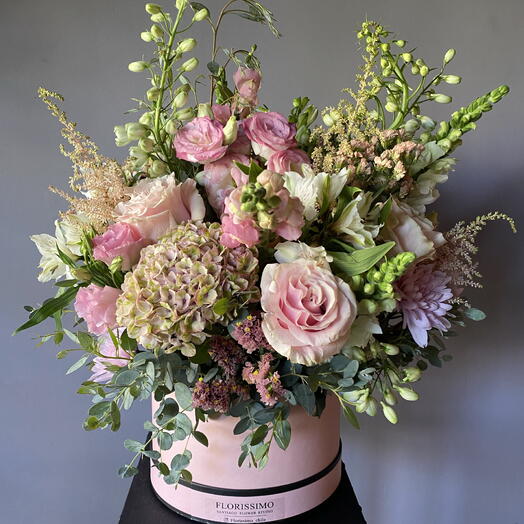 Caja rosada con flores de verano