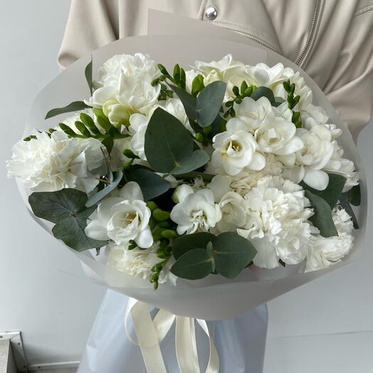 Нежный дуо букет фрезий и диантусов