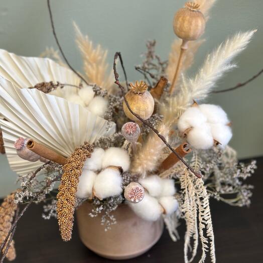 Qurudulmuş çiçəklərdən ibarət kompozisiya