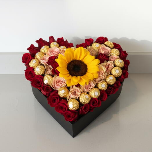 Pasion Dulce en Corazon – Arreglo con Rosas, Girasol y Ferreros