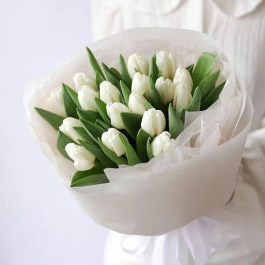 Моно букет белых тюльпанов в упаковке