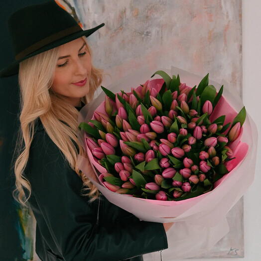 Çəhrayı lalələr buketi