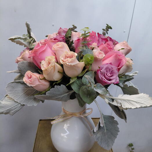 Florero con Rosas en tonos pastel