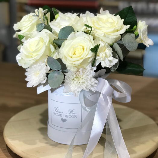 Roses blanches dans une boîte