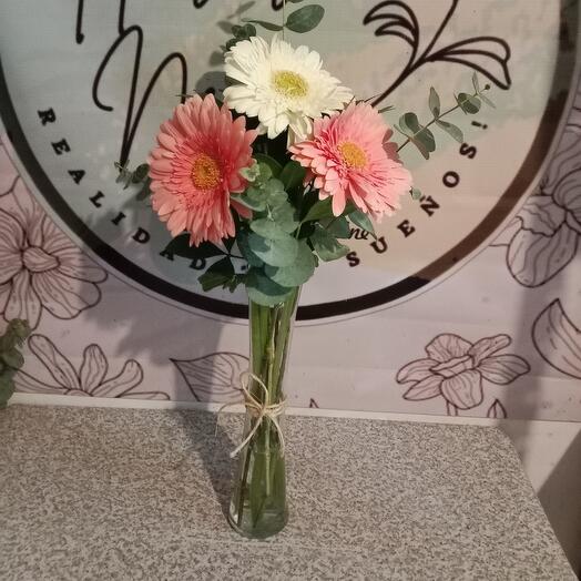 Gerberas blancas y rosas en florero