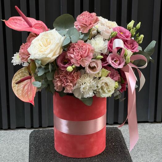 Fleurs dans une boîte avec un anthurium