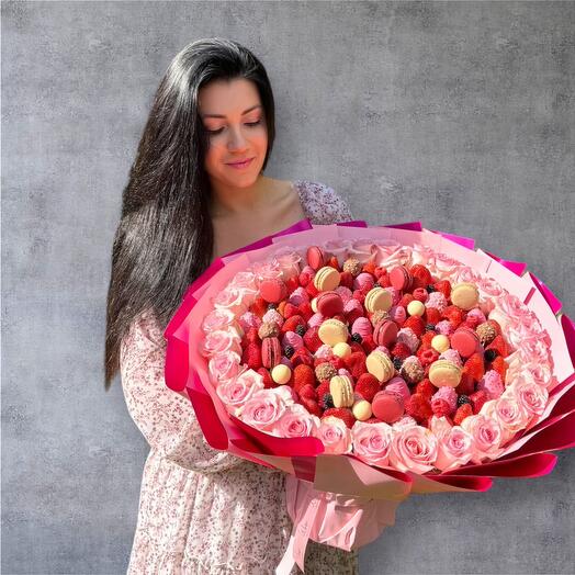 XXL PINK – Fruit Arrangement with Pink Roses, Strawberries   Macarons
