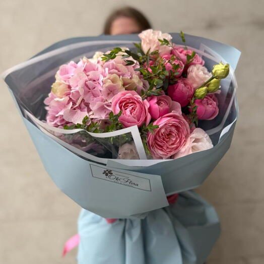 Букет с гортензией, розовыми розами Сильва и эустомой