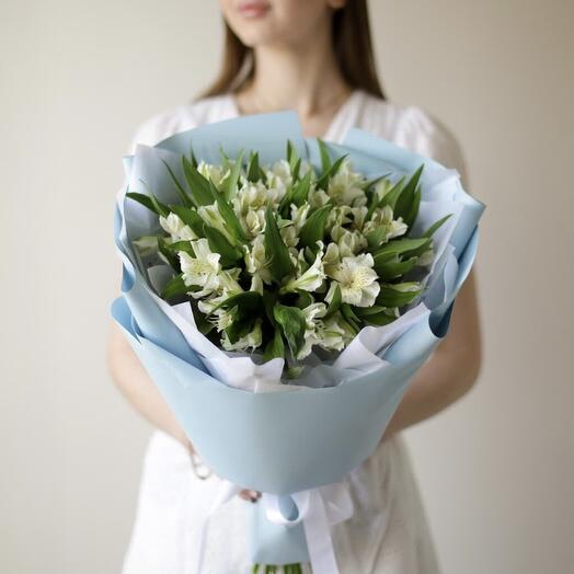 Альстромерия в голубом оформлении