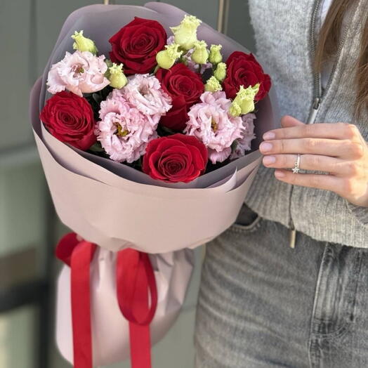 Mix czerwonych roż i eustom