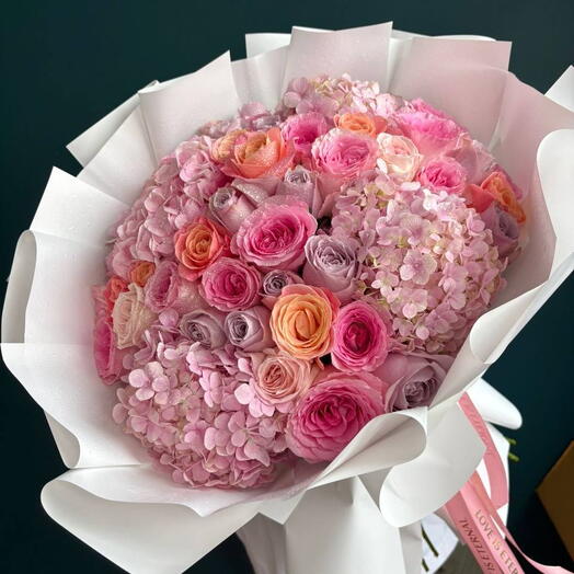 Sweet Dream - 45 roses and 4 hydrangeas