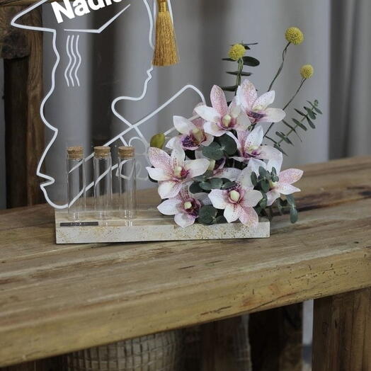 تنسيق تخرج فاخر بالأوركيد مع اسم مخصص
English:
Luxury Orchid Graduation Arrangement with Custom Name