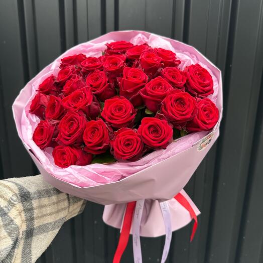 31 red Naomi roses
