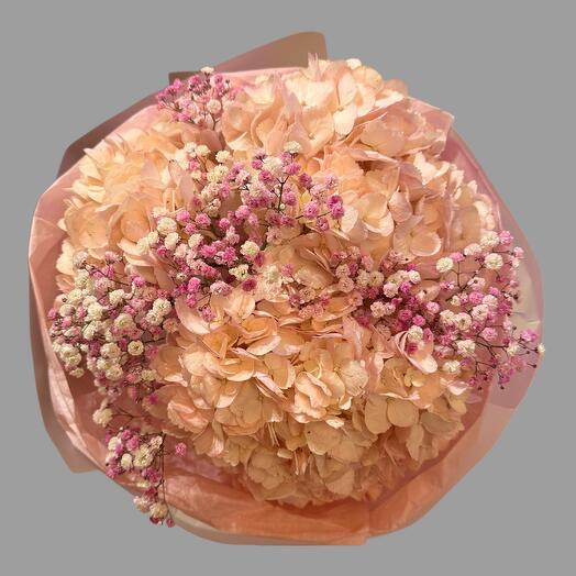 Bouquet with a slightly pink hydrangea