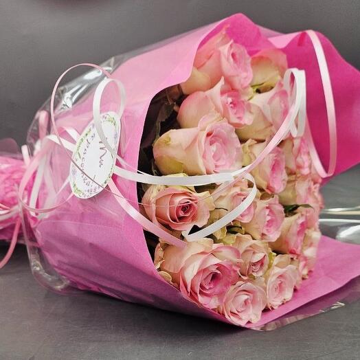 Bouquet of 25 soft pink roses 50 cm (large bud) in festive packaging