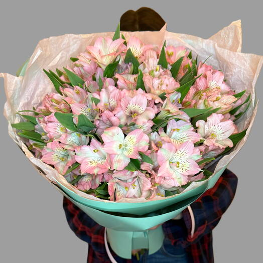 Bouquet of pink astromeria