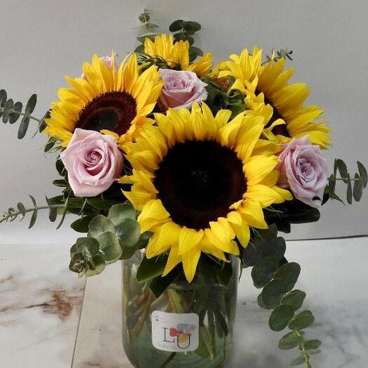 Arreglo Amarillo Encanto - Girasoles y Rosas Rosas