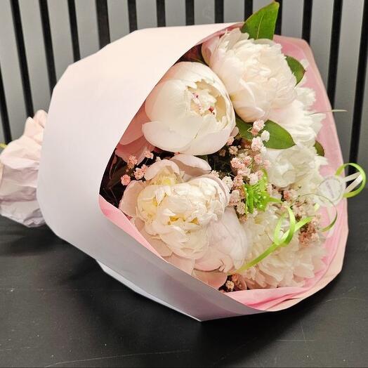Bouquet of 5 peonies with additions