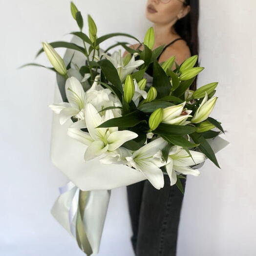 Букет лилий в оформлении «Kira»