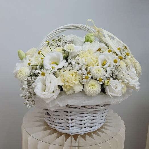 Корзина с цветами " Белый Шёлк "