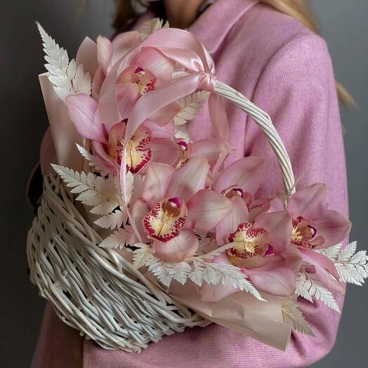 Корзинка с розовыми орхидеями