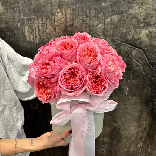 Цветы в коробке (садовые розы Pink Expression)