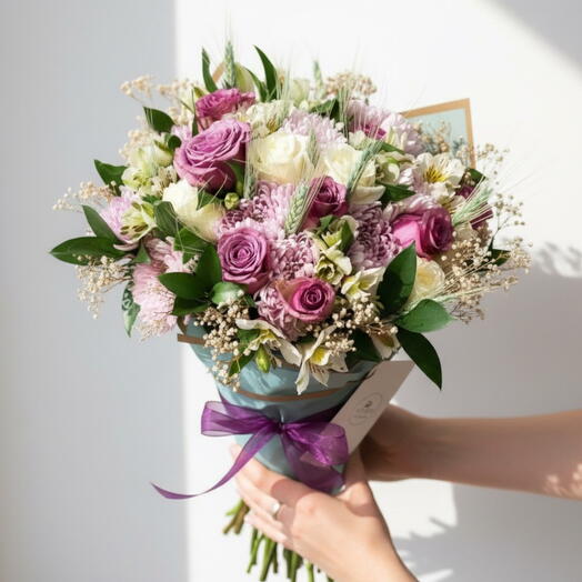 Ramo Elegancia Lavanda – Bouquet de Rosas Lilas, Rosas Blancas y Crisantemos
