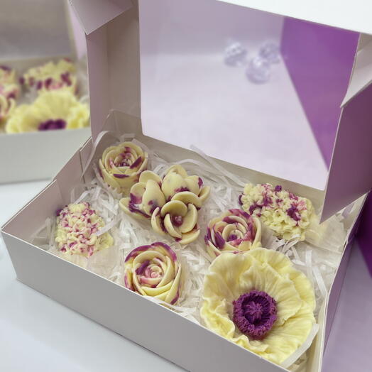 Идеални Шоколадови цветя в кутия