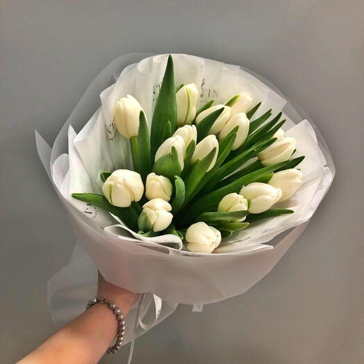 Buket od 17 belih lale