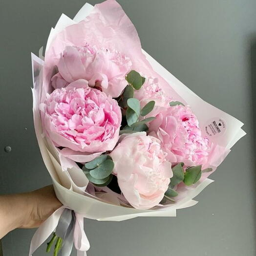 Букет из 5 пышных пионов с эвкалиптом