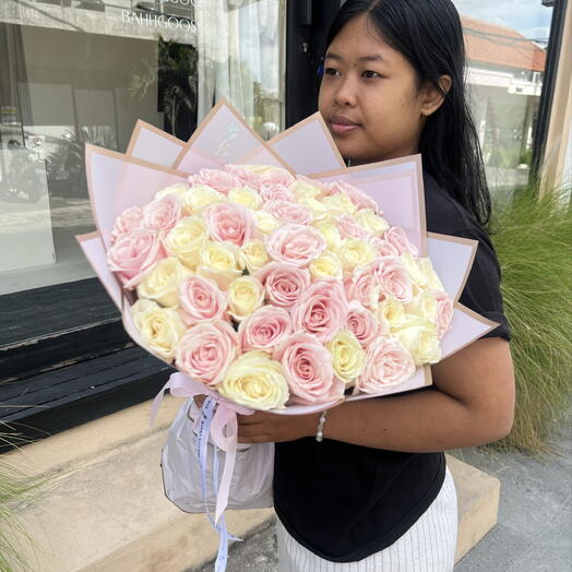 51 White Avalance Mix Sweet Pink Avalance Roses Bouquet