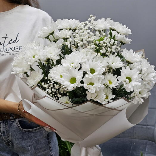 Букет из хризантем ромашковых и гипсофил