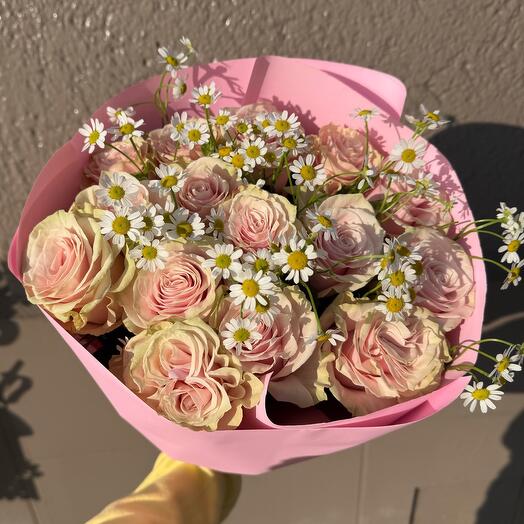 15 creamy roses with chamomile