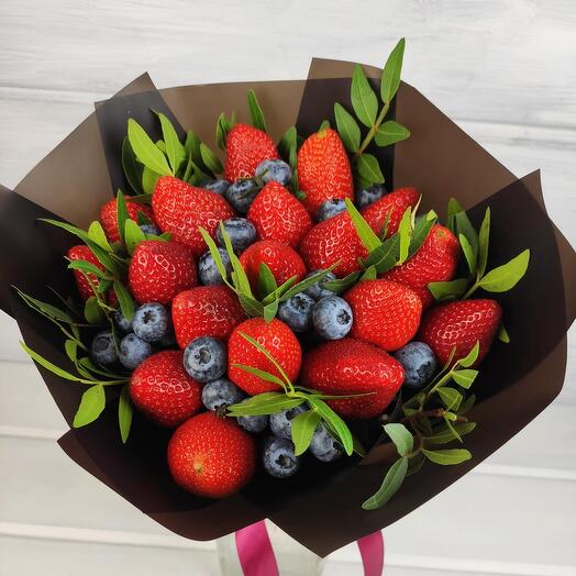 Букет из клубники и голубики
