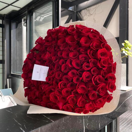 Пышный букет красных роз