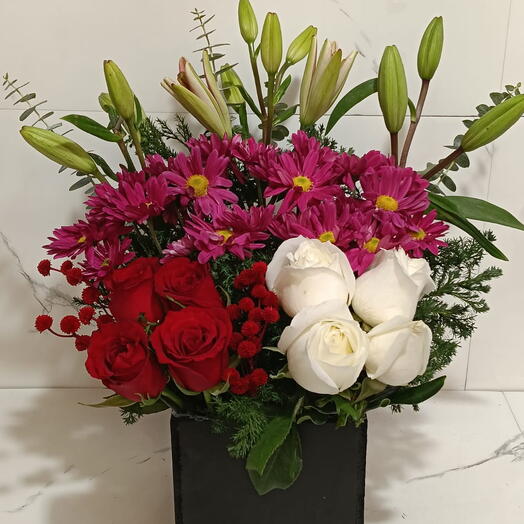 Caja con lirios y rosas convinadas con margaritas