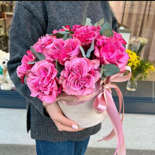Delicate flowerbox with peony roses