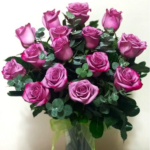 Elegantes Rosas lila en jarron