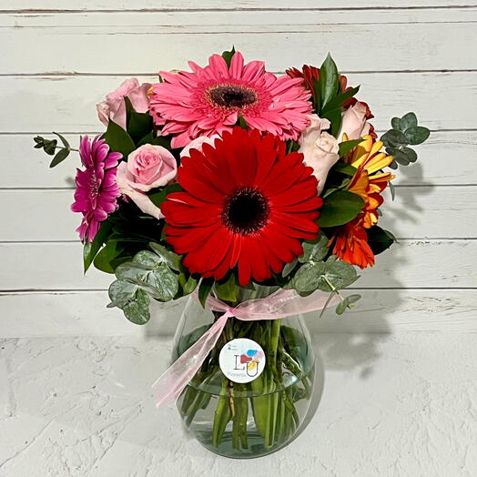 Arreglo gerberas multicolor con rosas rosadas