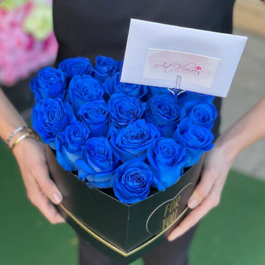 25 rosas en una caja con forma de corazón