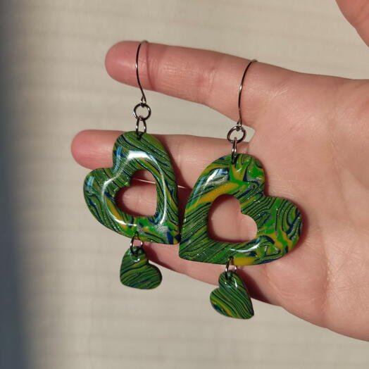 Kolczyki " Oddech lasu" ze stali chirurgicznej, modeliny i żywicy