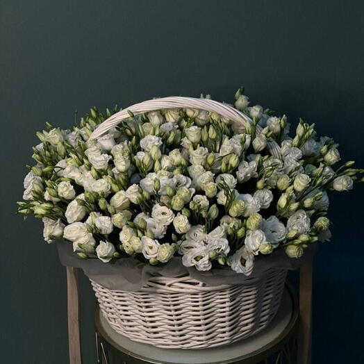 Корзина с белой эустомы