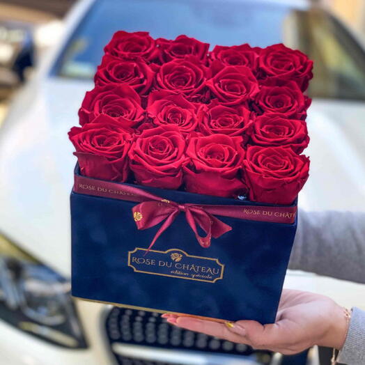Roses Éternelles Rouges Dans Une Boîte Carrée Flocquée Bleu Marine