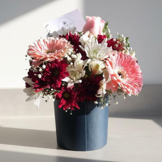 Arreglo Floral Dulce Aurora – Gerberas, Rosas y Flores Mixtas en Caja Azul