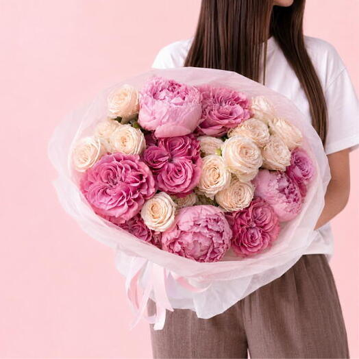 🌸 Strauß aus pionenartigen Rosen, Pfingstrosen und Sprayrosen
