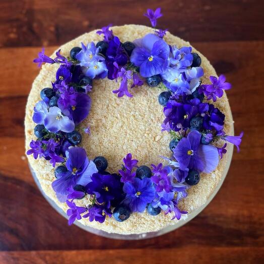 Napoleon z jadalnymi kwiatami